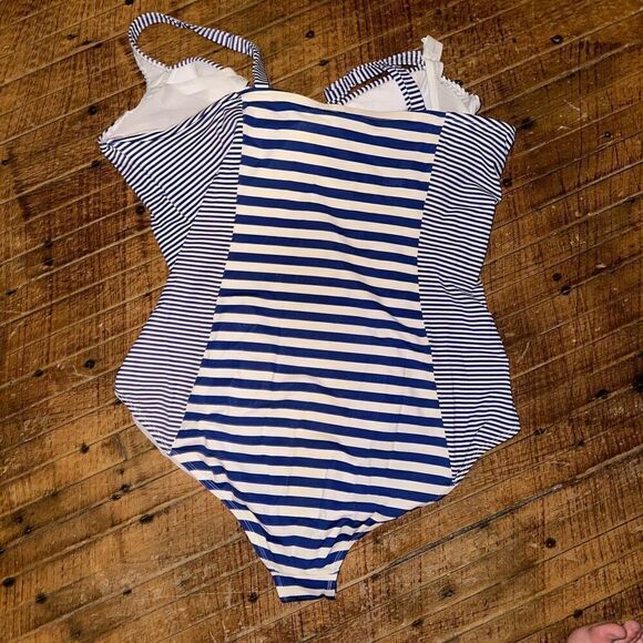 Torrid blue & white striped ruched pinup girl 5x one piece swimsuit - Picture 4 of 6